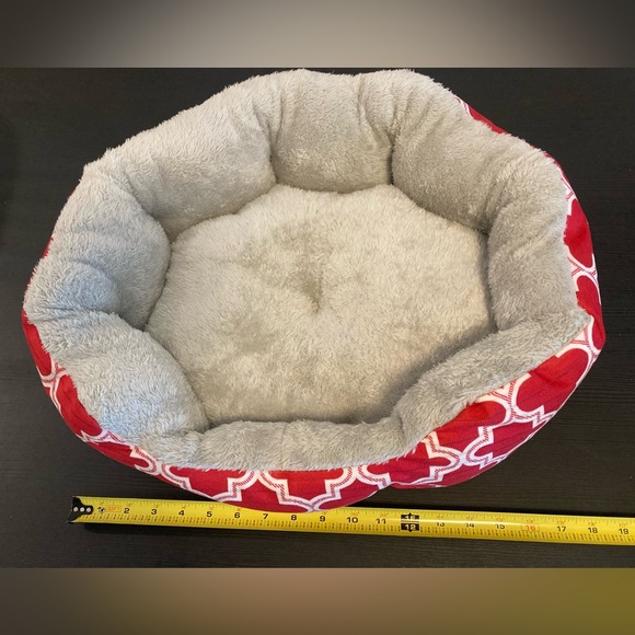 SOLD Small red/white pet bed, fluffy and soft, dog or cat - Picture 9 of 12